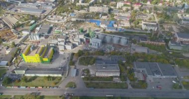 Modern fabrikaları olan sanayi bölgesi. Endüstriyel bölge üzerinde uçuş. Üst görüşü yerleştir. Sarı bitki