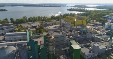 Nehir havası manzaralı büyük bir modern fabrika. Modern bir fabrikanın üzerinde bir uçuş. Nehir manzaralı fabrika
