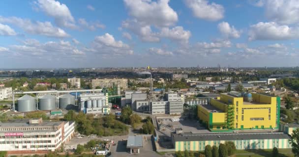 Vista superior moderna da fábrica. Um período perto de uma fábrica moderna. Fumaça da chaminé da planta. Zona industrial — Vídeo de Stock