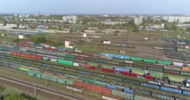 Büyük bir demiryolu kavşağının üzerinden uç. Yük trenleri demiryolu kavşağının üst tarafında duruyor.