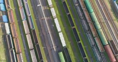 Büyük bir demiryolu kavşağının üzerinden uç. Yük trenleri demiryolu kavşağının üst tarafında duruyor.