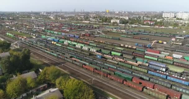 Grand dépôt de train vue de dessus. De nombreux trains de marchandises de couleur dans le dépôt ferroviaire — Video