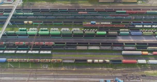 Vista superior de trenes de mercancías en un cruce ferroviario. gran intercambio ferroviario con trenes de mercancías vista superior. Volando sobre trenes en el depósito — Vídeos de Stock