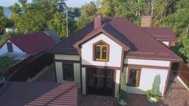 Hermosa cabaña desde el aire. Cabañas de verano cerca del lago. Volando sobre las cabañas junto al lago — Vídeo de stock