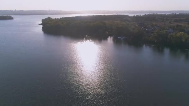 飞过河。坐着无人驾驶飞机飞越河流。靠近城市的河流俯瞰全城 — 图库视频影像