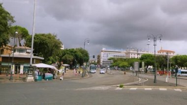 Roma sokakları, Roma sokaklarında sıradan bir hayat. Arabalar Roma 'da caddeden aşağı iniyor. Roma binalarının dışı