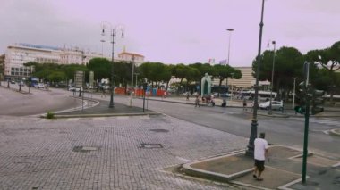 Roma 'da bulutlu, yağmurlu bir hava var. Roma 'da trafik vardı. İtalyan sokakları