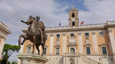 Marcus Aurelius 'un heykeli Roma Senato Sarayı önünde, İtalya