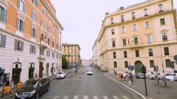 Un viaje en coche por las calles de Roma, las calles de Roma vista desde la ventana de un coche. Antiguas calles de Roma — Vídeo de stock