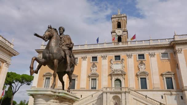 Staty av Marcus Aurelius framför Senatorialpalatset Rom, Italien — Stockvideo