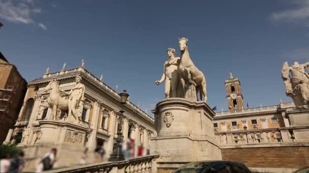 Antika figurer framför senatorernas palats Rom Italien. Siffror för Tibern och Nilen. — Stockvideo