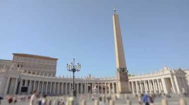 St. Peters Meydanı genel planı. St. Peters Meydanı 'nda birçok insan meydanda yürür. İtalya, Roma,