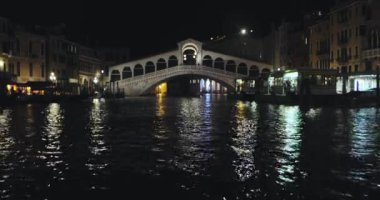 Rialto Köprüsü Gece, Venezia, İtalya. Venedik kanalının gece karesi, Büyük Kanal üzerindeki Rialto köprüsü.