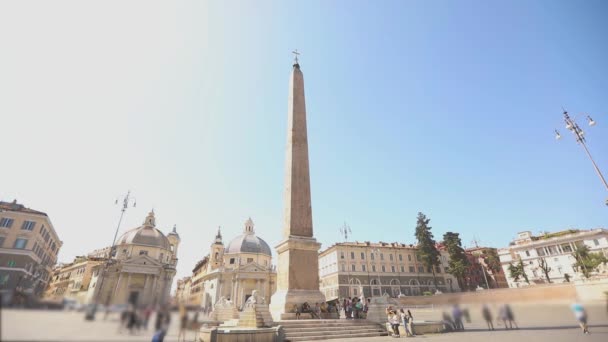Piazza del Popolo, Obelisco na Piazza del Popolo. Igreja de Santa Maria dei Miracoli — Vídeo de Stock