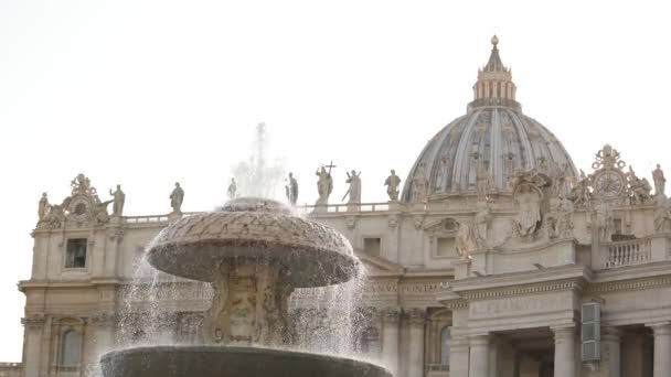 Vatikan 'daki Aziz Peter Bazilikası, Aziz Peters Bazilikası. İtalya 'nın Vatikan şehir merkezinde Aziz Peter Meydanı ve katedral bazilikası. Aziz Peter Meydanı Panoraması — Stok video