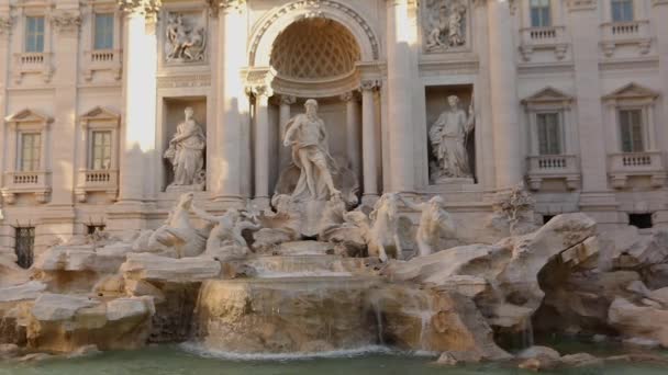 Trevi szökőkút Rómában, Trevi szökőkút napsütéses időben, turisták Trevi szökőkút közelében — Stock videók