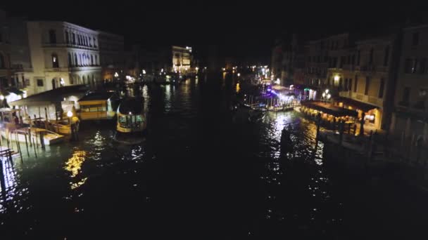 威尼斯在夜晚，威尼斯美丽的夜景，威尼斯运河在夜晚。小船正沿着威尼斯的大运河航行 — 图库视频影像