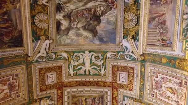 イタリアの宮殿内の壁の装飾。イタリアのdovの壁にアンティークstucco成形と絵画. — ストック動画