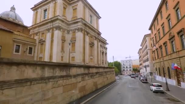 Un viaje en coche por las calles de Roma. Calles de Roma vista desde la ventana de un coche. La gente camina por las calles de Roma. Antiguas calles de Roma. — Vídeo de stock