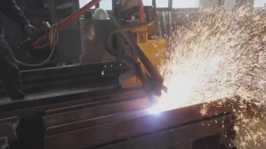 Ağır çekimde çekilen kırmızı kıvılcımlar, çelik kesen gaz, metal keserken parlak kıvılcımlar, metal kesimi.,