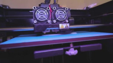 3D yazıcıda endüstriyel baskı. 3D yazıcıya yazdırılıyor. 3D yazıcı çalışıyor. Plastikten bir nesne yazdıran 3D yazıcı