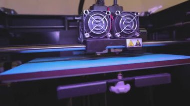 3D yazıcıda endüstriyel baskı. 3D yazıcıya yazdırılıyor. 3D yazıcı çalışıyor. Plastikten bir nesne yazdıran 3D yazıcı