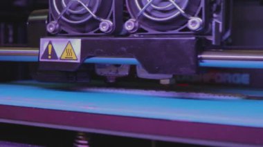 3D yazıcıya yazdırılıyor. 3D yazıcıda endüstriyel baskı. 3D baskı için ileri teknoloji. 3D yazıcı çalışıyor