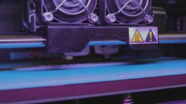 3D yazıcıya yazdırılıyor. 3D yazıcıda endüstriyel baskı. 3D yazıcı çalışıyor
