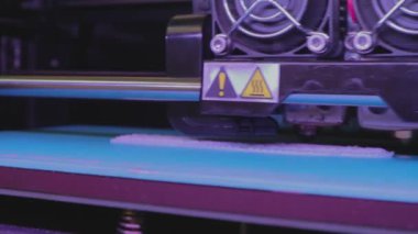 3D yazıcıya yazdırılıyor. 3D yazıcı çalışıyor. 3D yazıcıda sanayi baskısı.