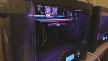 3D yazıcı çalışıyor. 3D yazıcı plastikten bir nesne yazdırıyor. Otomatik üç boyutlu 3D yazıcı plastik işlevi görüyor. 3D yazdırma için geliştirilmiş teknoloji