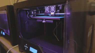Workflow 3d yazıcı, 3D yazıcıda parça oluşturma süreci. 3d yazıcı işi yakın plan