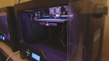 3D yazıcıya yazdırılıyor. 3D yazıcıda endüstriyel baskı. 3D baskı için ileri teknoloji. 3D yazıcı çalışıyor