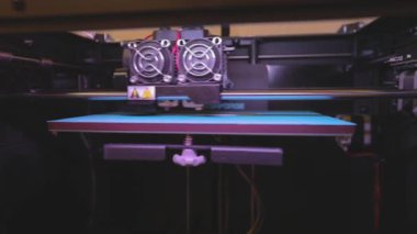3D yazıcıda endüstriyel baskı. 3D yazıcıya yazdırılıyor. 3D yazıcı çalışıyor. Plastikten bir nesne yazdıran 3D yazıcı