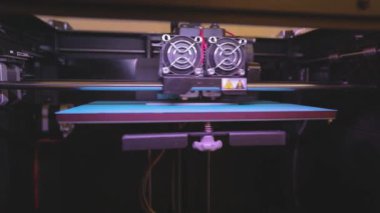 3D yazıcıda endüstriyel baskı. 3D yazıcıya yazdırılıyor. 3D yazıcı çalışıyor. Plastikten bir nesne yazdıran 3D yazıcı