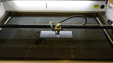 CNC oymacılığı. Lazer oyma makinesi, logo oyma lazeri. Metal üzerine lazer oyması.