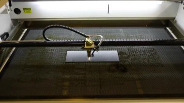 Lazer oyma makinesi, logo oyma lazeri. Metal üzerine lazer oyması, CNC oyması