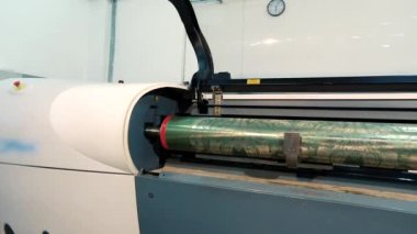Soyut desenli basılı bir şaft. Duvar kağıdı üretimi için bir fabrika. Endüstriyel iç mekan. Matbaanın ayrıntıları