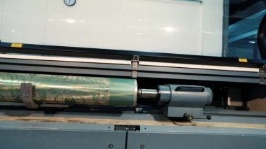 Soyut desenli basılı bir şaft. Duvar kağıdı üretimi için bir fabrika. Endüstriyel iç mekan. Matbaanın ayrıntıları