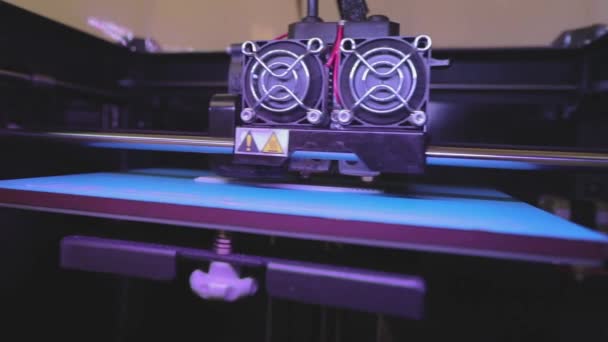 Tisk na 3D tiskárnu. Průmyslový tisk na 3D tiskárnu. Progresivní technologie pro 3D tisk. 3D tiskárna funguje — Stock video
