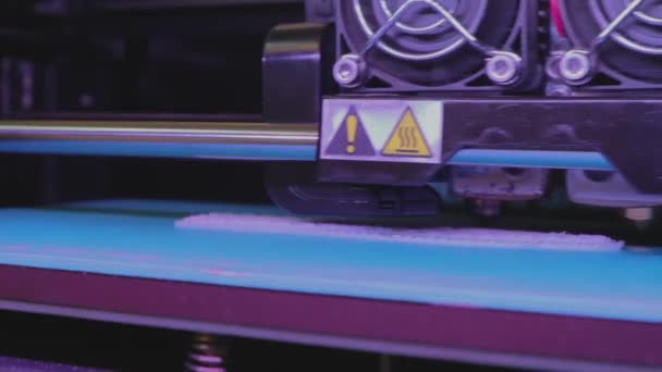 Tisk na 3D tiskárnu. 3D tiskárna funguje. Průmyslový tisk na 3D tiskárnu. — Stock video