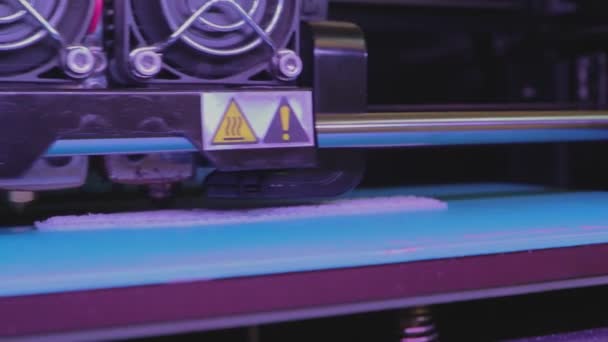 Εκτύπωση σε τρισδιάστατο εκτυπωτή. Βιομηχανική εκτύπωση σε 3D εκτυπωτή. Εργασία 3D εκτυπωτή — Αρχείο Βίντεο