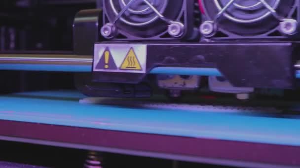 Stampa su una stampante 3D. Funziona la stampante 3D. Stampa industriale su stampante 3D. — Video Stock