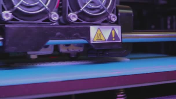打印在3D打印机上。3D打印机上的工业打印。3D打印机正常工作 — 图库视频影像