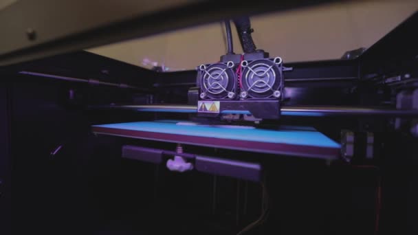 3D-s nyomtatóra nyomtatva. Ipari nyomtatás 3D nyomtatóra. 3D nyomtató működik — Stock videók