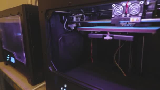 Workflow 3d printer, het proces van het maken van onderdelen op een 3D printer. 3D-printer werk close-up — Stockvideo