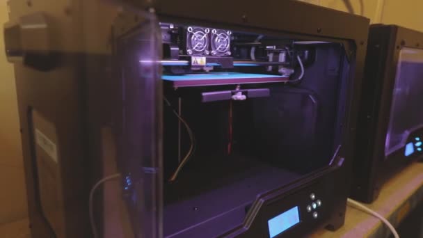 Impresora 3D trabajando. Impresión en 3D de un objeto de plástico. Impresora 3D tridimensional automática realiza plástico. Tecnología progresiva para la impresión 3D — Vídeo de stock