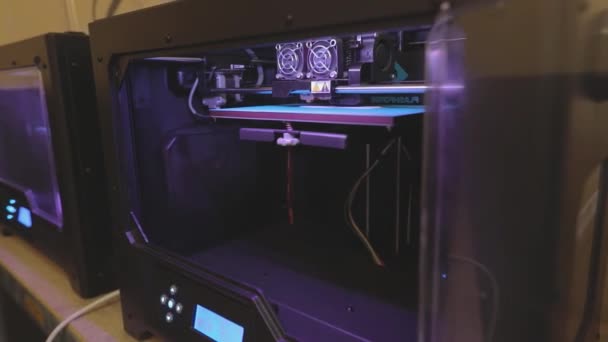 Tisk na 3D tiskárnu. Průmyslový tisk na 3D tiskárnu. Progresivní technologie pro 3D tisk. 3D tiskárna funguje — Stock video