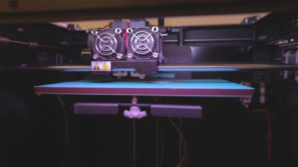 Impressão industrial em impressora 3D. Impressão em uma impressora 3D. Impressora 3D funcionando. Impressora 3D imprimindo um objeto de plástico — Vídeo de Stock