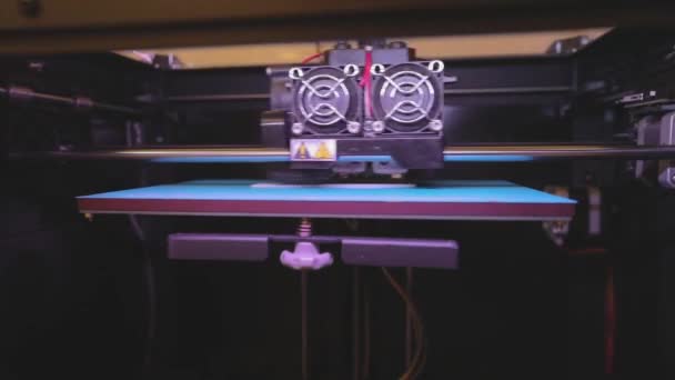 Impresión en una impresora 3D. Impresión industrial en impresora 3D. Tecnología progresiva para la impresión 3D. Impresora 3D trabajando — Vídeo de stock