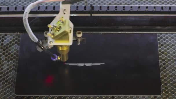 Laserový gravír s cnc, gravírovací laser s logem. gravírování laserem na kov, CNC gravírování — Stock video